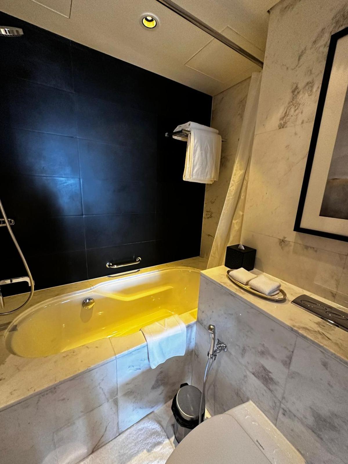 Mall Fashion Avenue Burj Khalifa View Residence- Formerly Address Mall شقة