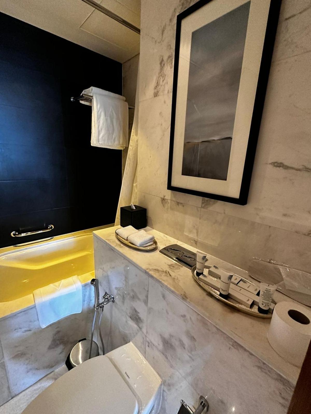 Mall Fashion Avenue Burj Khalifa View Residence- Formerly Address Mall شقة دبي